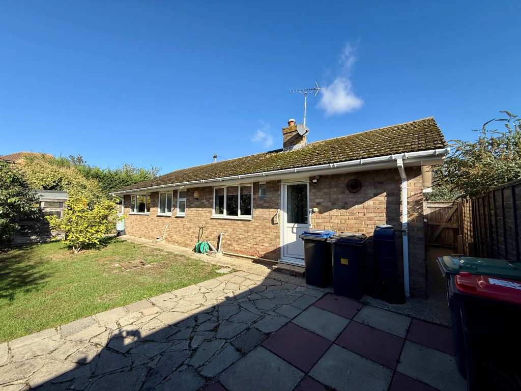 Lot: 116 - DETACHED BUNGALOW FOR REFURBISHMENT AND REPAIR - Rear of property